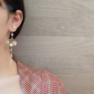 Éventail fleuri en métal, parfait pour un look printanier