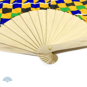 Éventail traditionnel africain, couleur rouge vibrante et élégante