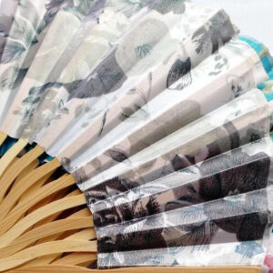 Éventail traditionnel chinois avec motif bleu