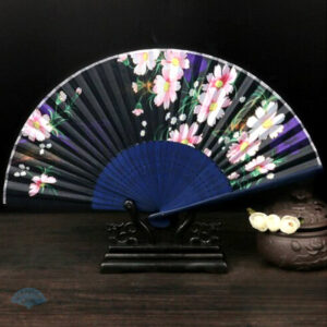 Éventail chinois floral bleu foncé, élégant et décoratif