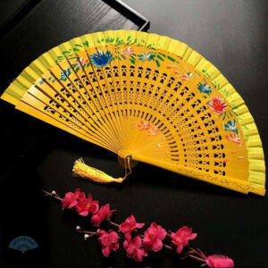 Éventail espagnol jaune avec motifs floraux en bois