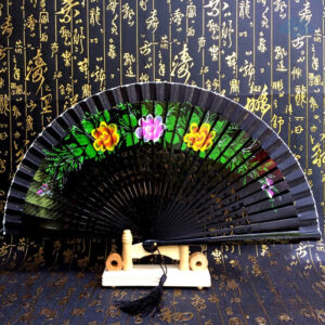 Éventail décoratif noir avec motifs floraux en bois