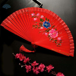 Éventail espagnol rouge avec motifs floraux en bois