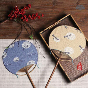 Uchiwa bleu, éventail japonais élégant et pratique