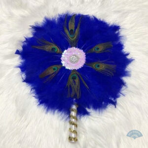 Éventail rond en plumes bleues élégantes
