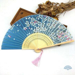 Éventail bleu avec motifs de fleurs de cerisier japonaises