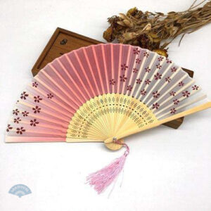 Éventail en rose avec motifs de fleurs, style traditionnel japonais