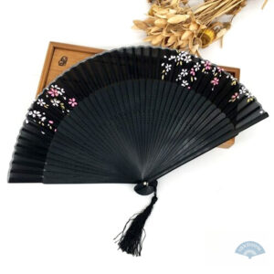 Éventail japonais traditionnel en papier et bambou