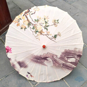 Ombrelle chinoise ancienne en tissu délicat et design élégant